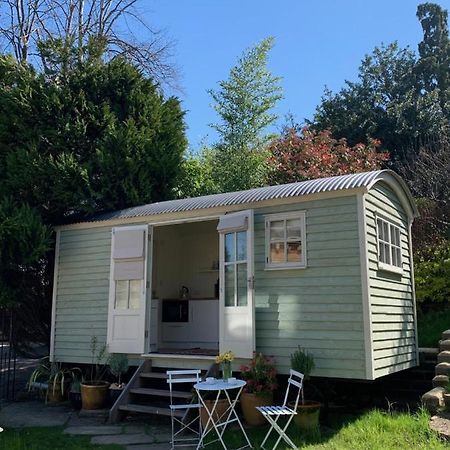 The City Hut Bath Exterior photo